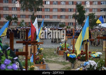 Lviv, Ukraine. 17th June, 2022. Soldiers carry the coffins of the Ukrainian fallen soldiers during their funeral in Lviv. Funeral ceremony of senior lieutenant Serhiy Spodarenko and junior sergeant Ivan Kerdman, who died in battle with Russian troops in Lviv. Credit: SOPA Images Limited/Alamy Live News Stock Photo