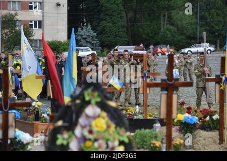 Lviv, Ukraine. 17th June, 2022. Soldiers carry the coffins of the fallen Ukrainian soldiers during their funeral in Lviv. Funeral ceremony of senior lieutenant Serhiy Spodarenko and junior sergeant Ivan Kerdman, who died in battle with Russian troops in Lviv. Credit: SOPA Images Limited/Alamy Live News Stock Photo