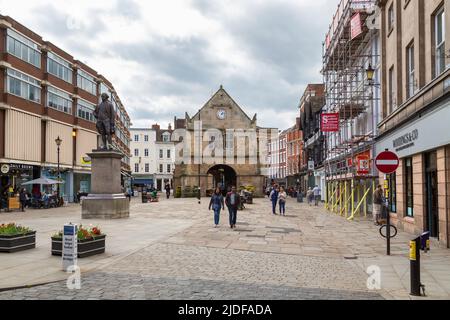 The Old Market Hall and The Clive of India statue in the Square, Shrewsbury town centre. The OHM now houses an independent cinema and cafe bar. Stock Photo