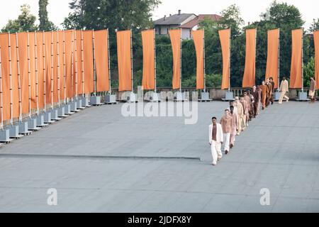 Milan, Italien. 21st June, 2022. ZEGNA SS23 runway during Milan Fashion Week on June 2022 - Milan, Italy. 20/06/2022 Credit: dpa/Alamy Live News Stock Photo