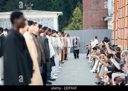 Milan, Italien. 21st June, 2022. ZEGNA SS23 runway during Milan Fashion Week on June 2022 - Milan, Italy. 20/06/2022 Credit: dpa/Alamy Live News Stock Photo