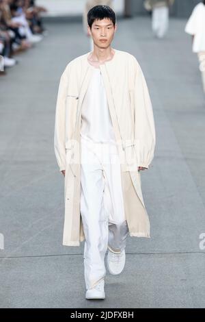 Milan, Italien. 21st June, 2022. ZEGNA SS23 runway during Milan Fashion Week on June 2022 - Milan, Italy. 20/06/2022 Credit: dpa/Alamy Live News Stock Photo