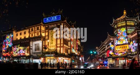 The illuminated streets around the famous Yu Yuan, Yu Garden, during the lantern festival in the Year of the Pig in Old Shanghai. Stock Photo