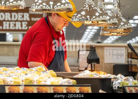 Buc-ees employee preparing beef brisket and pulled pork sandwiches at the Buc-ees travel center in Leeds, Alabama, just outside of Birmingham. (USA) Stock Photo