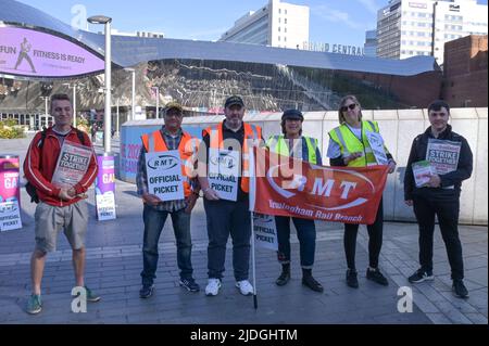 New Street, Birmingham, England, June 21st 2022. Rail workers on the picket line at New Street Station in Birmingham are striking for a 7 percent wage increase across the British networks after RMT Unions failed to reach an agreement. Pic by Credit: Stop Press Media/Alamy Live News Stock Photo