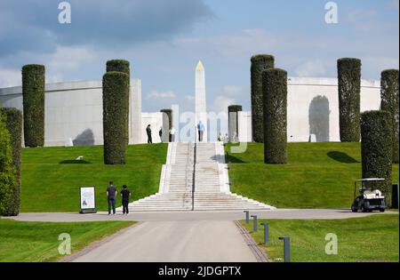 People Walking up the Armed Forces Memorial at the National Memorial Arboretum, Airewas near Lichfield, Staffordshire, England, UK Stock Photo