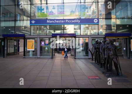 Manchester, UK. 21st June, 2022. A lone commuter exists Piccadilly train station. The biggest rail strike in over 30 years went ahead after last-minute talks failed. RMT states it has no choice but to strike due to proposed cuts to jobs, pay and pensions. Credit: Andy Barton/Alamy Live News Stock Photo