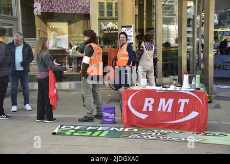 Manchester, UK, 21st June, 2022.  Pickets outside Piccadilly Railway Station, Manchester, UK, as national rail strike starts. Credit: Terry Waller/Alamy Live News Stock Photo