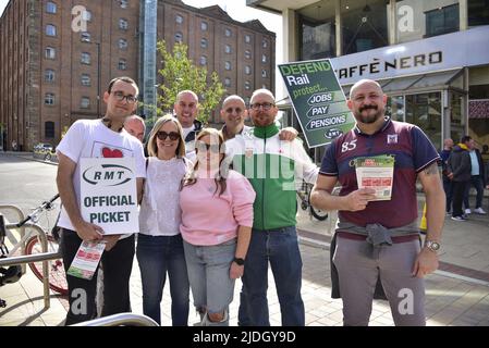 Manchester, UK, 21st June, 2022.  Pickets outside Piccadilly Railway Station, Manchester, UK, as national rail strike starts. Credit: Terry Waller/Alamy Live News Stock Photo