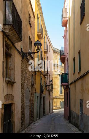 narrow street of Tarragona. Catalonia, Spain Stock Photo - Alamy