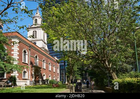 The church and churchyard of St Botolph-without-Bishopsgate in the City of London, UK Stock Photo