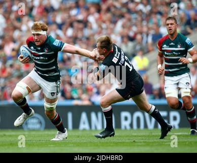 LONDON ENGLAND - JUNE 18 : L-R Ollie Chessum of Leicester Tigers  takes on Nick Tompkins of Saracens during Gallagher English Premiership Final betwee Stock Photo