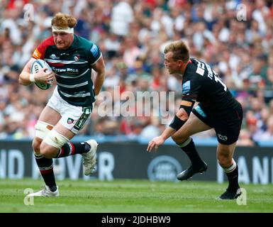 LONDON ENGLAND - JUNE 18 : L-R Ollie Chessum of Leicester Tigers  takes on Nick Tompkins of Saracens during Gallagher English Premiership Final betwee Stock Photo