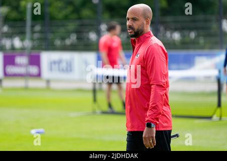 WIJDEWORMER, NETHERLANDS - JUNE 21: Coach Pascal Jansen of AZ during the AZ of First Training Season 2022/2023 at the AFAS Trainingscomplex on June 21, 2022 in Wijdewormer, Netherlands. (Photo by Patrick Goosen/Orange Pictures) Stock Photo