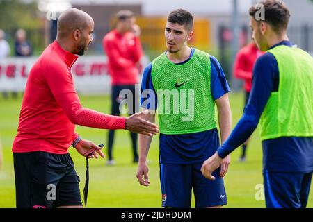 WIJDEWORMER, NETHERLANDS - JUNE 21: Coach Pascal Jansen of AZ and Mayckel Lahdo of AZ during the AZ of First Training Season 2022/2023 at the AFAS Trainingscomplex on June 21, 2022 in Wijdewormer, Netherlands. (Photo by Patrick Goosen/Orange Pictures) Stock Photo