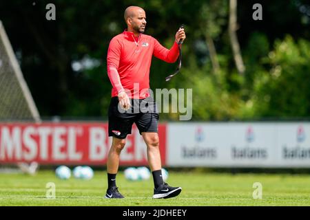 WIJDEWORMER, NETHERLANDS - JUNE 21: Coach Pascal Jansen of AZ during the AZ of First Training Season 2022/2023 at the AFAS Trainingscomplex on June 21, 2022 in Wijdewormer, Netherlands. (Photo by Patrick Goosen/Orange Pictures) Stock Photo