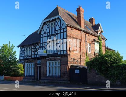 The Sloop Inn, 308-310 Old Liverpool Rd, Warrington, Cheshire, England, UK,  WA5 1DP - exterior, derelict in summer 2022 Stock Photo