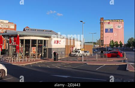 Warrington KFC, One Pink Eye & LIDL, Old Liverpool Road, Gt Sankey, Warrington, Cheshire, England, UK, WA5 1AF Stock Photo