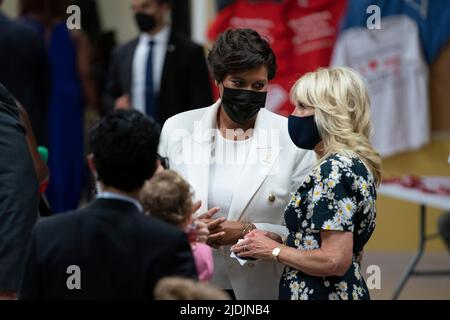 Washington, United States. 21st June, 2022. US First Lady Jill Biden speaks with Muriel Bowser, Mayor of District of Columbia, while visiting a Covid-19 vaccination site hosted by the District of Columbia's Department of Health in Washington, DC, U.S., on Tuesday, June 21, 2022. Infants and toddlers in the US are now able to be vaccinated against Covid-19 after shots from Moderna and Pfizer won support from health advisers on Saturday. Photographer: Sarah Silbiger/Pool/Sipa USA Credit: Sipa USA/Alamy Live News Stock Photo
