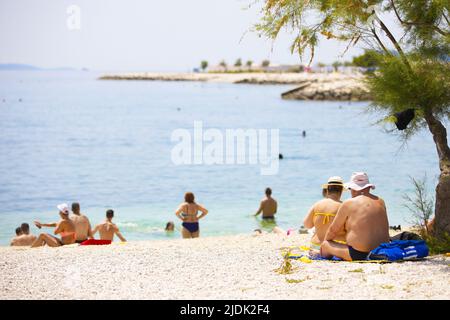 (220621) -- SPLIT, June 21, 2022 (Xinhua) -- People spend their time at the seaside during a heat wave in Split, Croatia, on June 21, 2022. (Milan Sabic/PIXSELL via Xinhua) Stock Photo