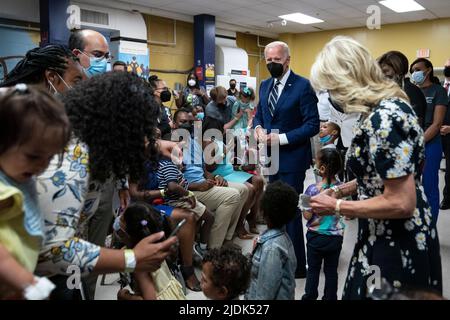 Washington, DC, USA. 21st June, 2022. US President Joe Biden and US First Lady Jill Biden greet families while visiting a Covid-19 vaccination site hosted by the District of Columbia's Department of Health in Washington, DC, U.S., on Tuesday, June 21, 2022. Infants and toddlers in the US are now able to be vaccinated against Covid-19 after shots from Moderna and Pfizer won support from health advisers on Saturday. Credit: Sarah Silbiger/Pool via CNP/dpa/Alamy Live News Stock Photo