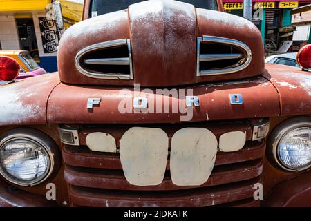 Vintage Ford Tow Truck and Rote 66 Gift Shop, Seligman, Arizona, USA Stock Photo