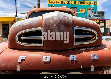 Vintage Ford Tow Truck and Rote 66 Gift Shop, Seligman, Arizona, USA Stock Photo