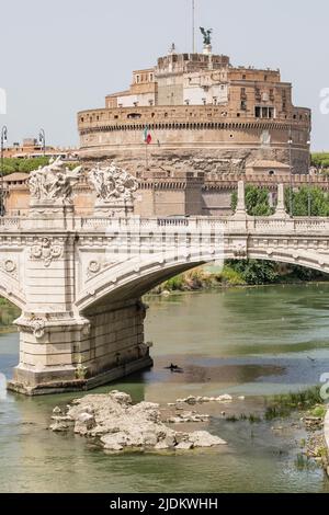 Rome, Italy. 21st June, 2022. ** NO WEB AND NEWSPAPERS ONLY FOR ITALY ** Rome, Drought alarm: the Neronian Bridge resurfaces in the Tiber Credit: Independent Photo Agency/Alamy Live News Stock Photo