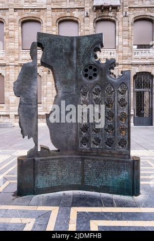 Spain, Leon, Castilla y Leon. Monument to the Builders of Cathedrals, by Juan Carlos Uriarte. Stock Photo