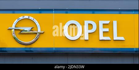 Firmenschild und Logo der Autofirma Opel Stock Photo