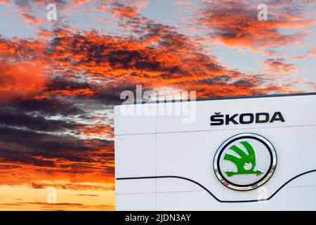 Firmenschild und Logo der Autofirma Skoda Stock Photo