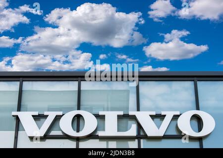 Firmenschild und Logo der Autofirma Volvo Stock Photo