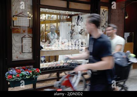 22 June 2022, Spain, Palma: Tourists walk through downtown Palma. Mallorca's global prices have been raised to compensate for the effects of the pandemic and inflation, and the foreign customer pays up to 200 euros more per day than in 2019. Photo: Clara Margais/dpa Stock Photo