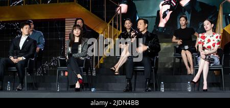 22 June 2022 - Seoul, South Korea : (L to R) Actors Yoo Ji-tae, Yunjin Kim, Park Hae-soo, Jeon Jong-seo, Kim Ji-hoon, Lee Hyun-woo, Jang Yoon-ju, Lee Joo-bin, Kim Sung-oh, Lee Won-jong, pose for photos during a press conference to promote the Netflix Film Money Heist: Korea – Joint Economic Area production report in Seoul, South Korea on June 22, 2022. The movie is to be released in South Korea on June 24. (Photo by Lee Young-ho/Sipa USA) Stock Photo