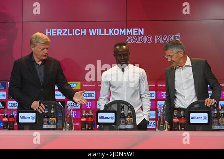 Munich, Germany, 22/06/2022, From left: Oliver KAHN (Management Chairman FCB), Sadio MANE, Herbert HAINER (President FC Bayern Munich). Official performance, presentation of Sadio MANE (FC Bayern Munich). Soccer 1. Bundesliga, season 2022/2023, on January 7th, 2020 in the press club of the Allianz Arena. Stock Photo