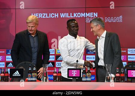 Munich, Germany, 22/06/2022, From left: Oliver KAHN (Management Chairman FCB), Sadio MANE, Herbert HAINER (President FC Bayern Munich), official presentation, presentation of Sadio MANE (FC Bayern Munich). Soccer 1. Bundesliga, season 2022/2023, on January 7th, 2020 in the press club of the Allianz Arena. Stock Photo