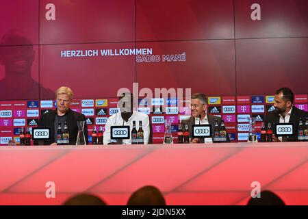 Munich, Germany, 22/06/2022, From left: Oliver KAHN (Management Chairman FCB), Sadio MANE, Herbert HAINER (President FC Bayern Munich), Horst SEEHOFER (CSU, Minister President Bavaria). Official performance, presentation of Sadio MANE (FC Bayern Munich). Football 1st Bundesliga, season 2022/2023, on January 7th, 2020 in the press club of the Allianz Arena. Stock Photo