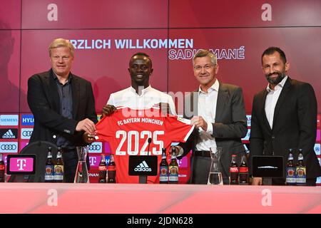 Munich, Germany, 22/06/2022, From left: Oliver KAHN (Management Chairman FCB), Sadio MANE, Herbert HAINER (President FC Bayern Munich), Hasan SALIHAMIDZIC (Sports Director FC Bayern Munich) pose with the home jersey, jersey. Official performance, presentation of Sadio MANE (FC Bayern Munich). Soccer 1. Bundesliga, season 2022/2023, on January 7th, 2020 in the press club of the Allianz Arena. Stock Photo