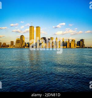 New York 1980s, Hudson river, lower Manhattan skyline, WTC, World Trade Center twin towers, sunset light, New York City, NYC, NY, USA, Stock Photo