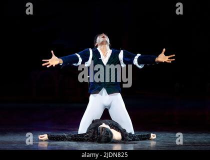 English National Ballet Romeo and Juliet in-the-round 2014 Stock Photo