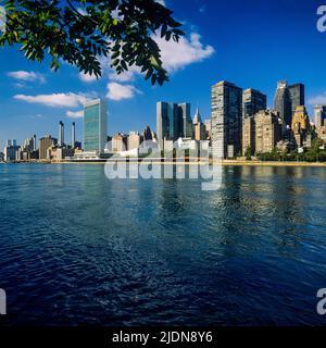 New York 1980s, UN headquarters buildings, Chrysler building, midtown ...