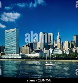 New York 1980s, UN headquarters buildings, Chrysler building, midtown ...