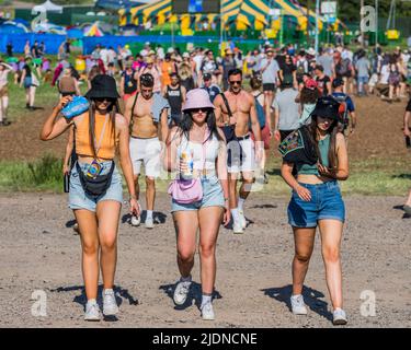 Glastonbury, UK. 22nd June, 2022. Settling-in with cooling beers in the intense heat of the first day - The 2022 Glastonbury Festival, Worthy Farm. Glastonbury, Credit: Guy Bell/Alamy Live News Stock Photo