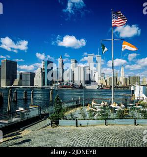 New York 1980s, River Café terrace, flags, Brooklyn, East river, WTC World Trade Center twin towers, Manhattan skyline, New York City, NY, NYC, USA, Stock Photo