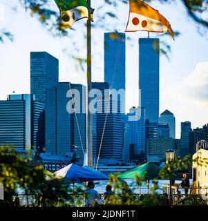New York 1980s, River Café terrace, flags, Brooklyn, WTC World Trade Center twin towers, lower Manhattan skyline, New York City, NY, NYC, USA, Stock Photo