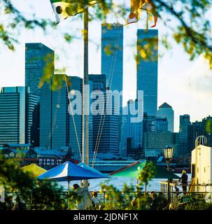 New York 1980s, River Café terrace, flags, Brooklyn, WTC World Trade Center twin towers, lower Manhattan skyline, New York City, NY, NYC, USA, Stock Photo