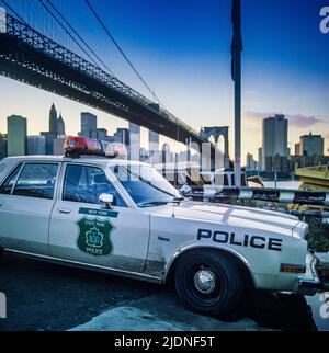 New York 1980s, state park police car, Brooklyn bridge, lower Manhattan skyline, sunset, New York City, NY, NYC, USA, Stock Photo