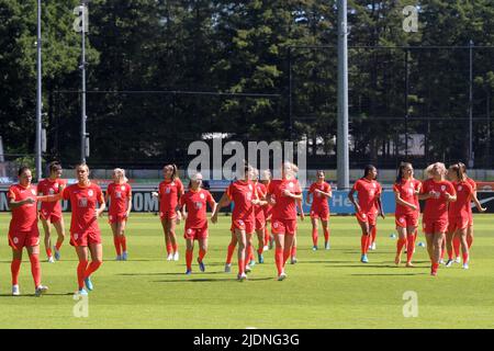 ZEIST - warming up during a training session of the Dutch women's national team at the KNVB Campus on June 22, 2022 in Zeist, the Netherlands. The Dutch women's team is preparing for the European Football Championship in England. ANP GERRIT VAN COLOGNE Stock Photo