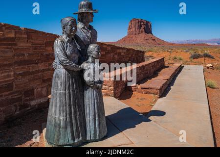 Bronze Navajo Family Statue at the entrance of Monument Valley National Park, Arizona, USA Stock Photo