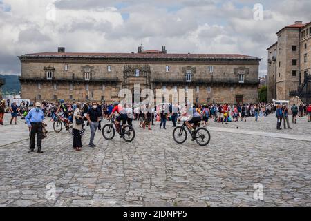 Spain, Santiago de Compostela, Galicia. Pilgrims in the Praza do Obradoiro (Plaza de Obradoiro), Hostal de los Reis Catolicos, in background. Stock Photo